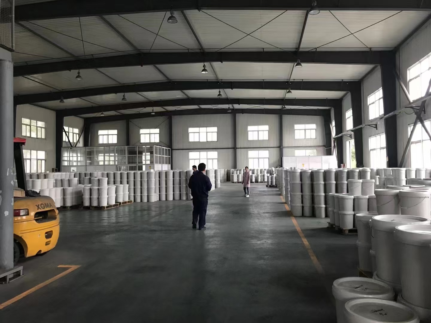 合肥立杰印刷材料科技有限公司仓储车间桶装产品存放场景